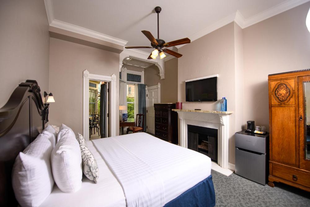 1 King Bed with Balcony interior